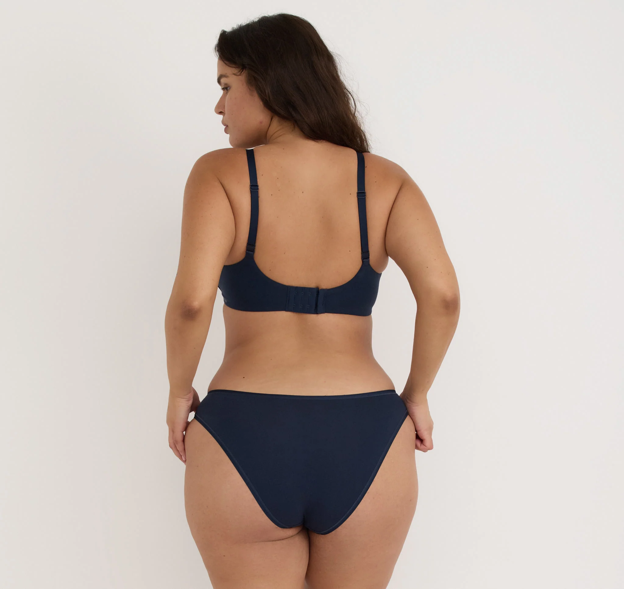 Core Wireless Plunge Bra - Image 3